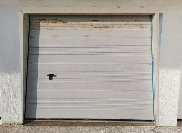Photo avant Relaquage porte de garage sectionnelle