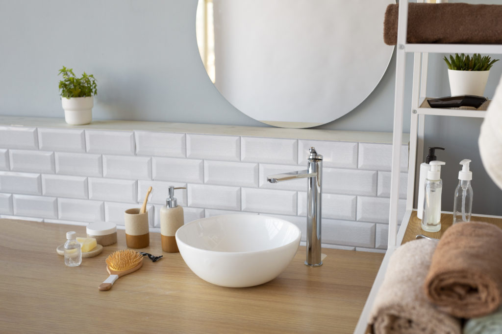 Salle de bain avec un plan de travail bois